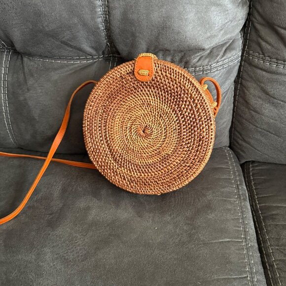 Round Rattan Crossbody Bag With Leather Strap & Snap Closure By Street Level - Picture 2 of 6